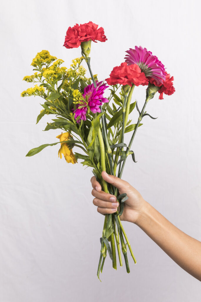 Bouquet coloré de la-mauvaise-graine-pepiniere-bio à Beaumont-sur-lèze, fleurs fraîches aux tons rouges et jaunes,